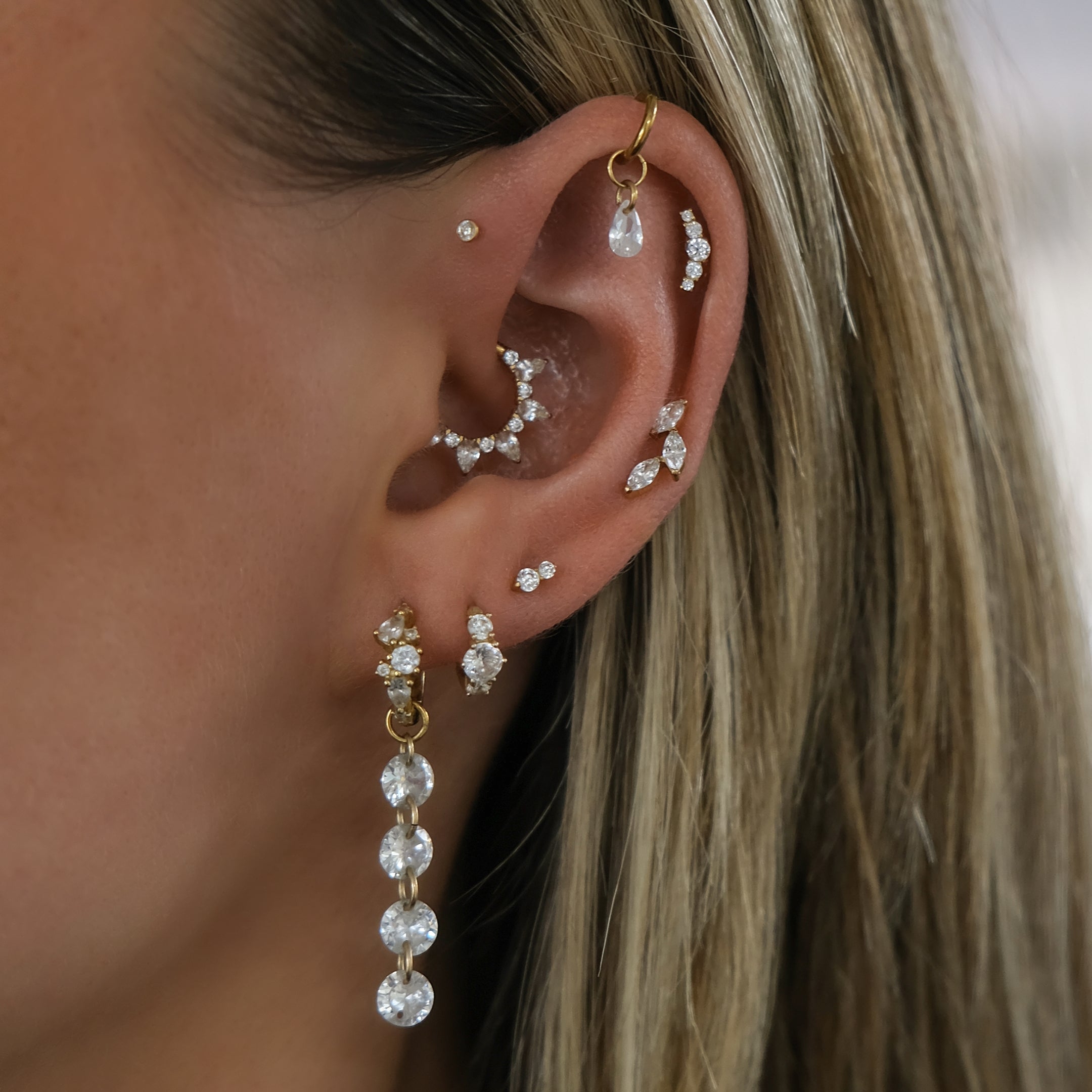 Curved Vine Leaf Cartilage Stud | Threadless Titanium Earring | 16g | Hypoallergenic