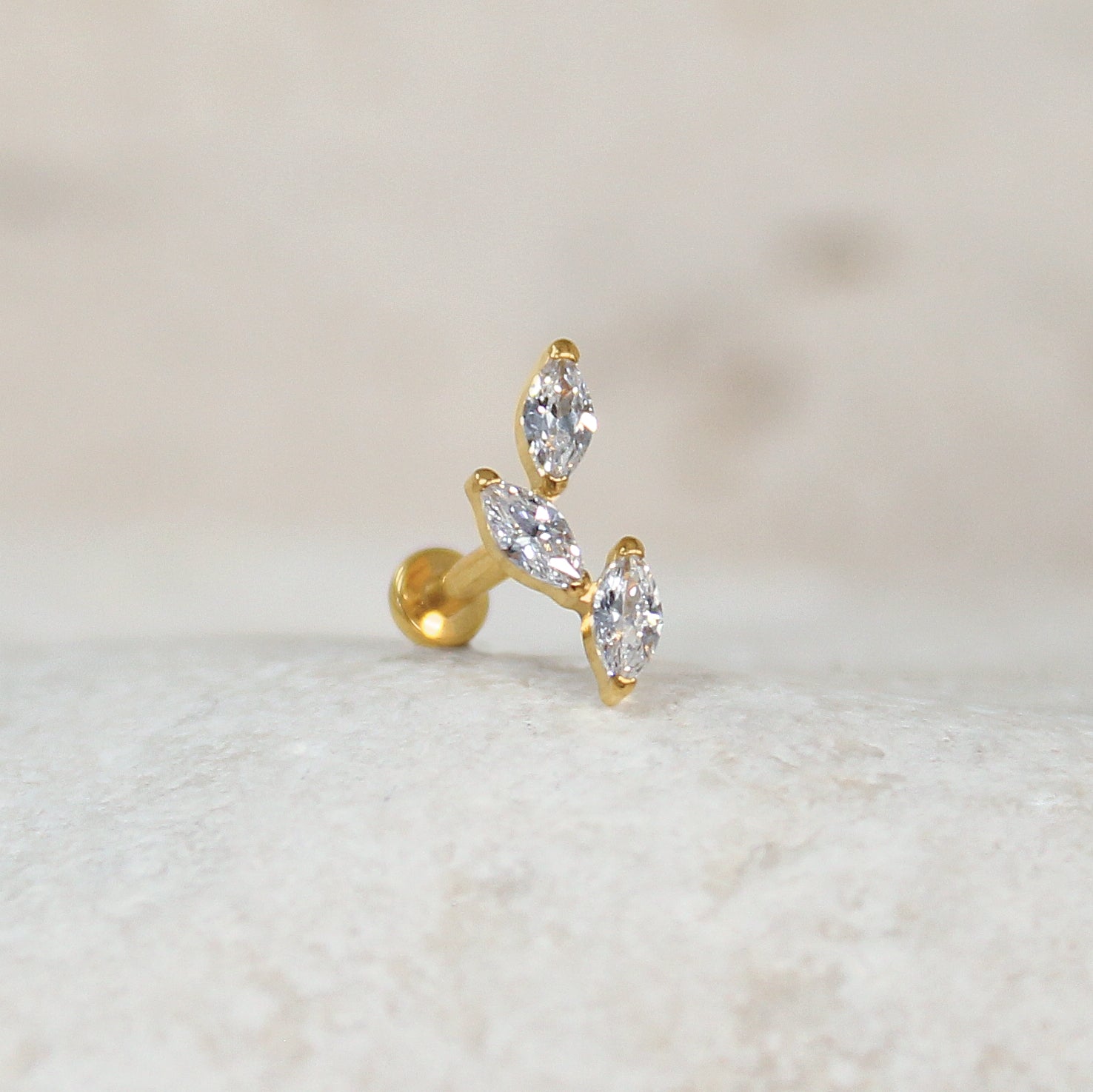 Curved Vine Leaf Cartilage Stud | Threadless Titanium Earring | 16g | Hypoallergenic